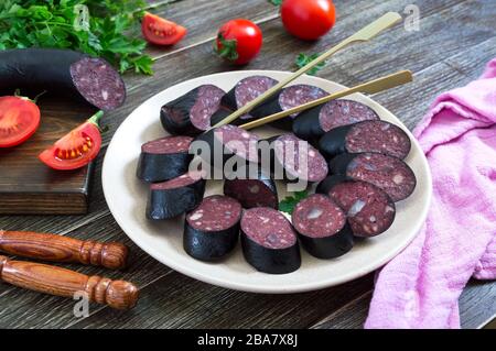 Morsilla - saucisse de sang. Morceaux de pouding noir espagnol sur une plaque. Menu de Pâques. Banque D'Images