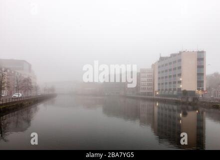 Cork City, Cork, Irlande. 26 mars 2020. Le brouillard de début de matinée enveloppe l'île de morrisson et Union Quay à Cork City, en Irlande. - crédit; David Creedon / Alay Live News Banque D'Images