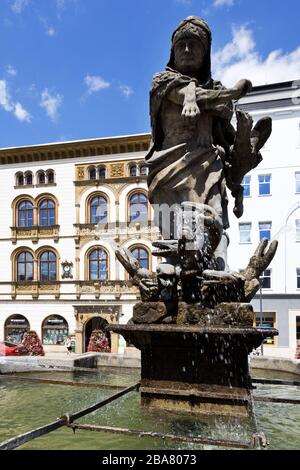 Fontaine Hercules (1688) et Palais Edelmann (Renaissance), place Haute, Olomouc, République tchèque Banque D'Images