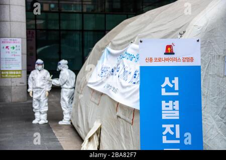 Professionnels de la santé à Coronavirus testant des tentes, clinique sélective, Séoul, Corée du Sud Banque D'Images