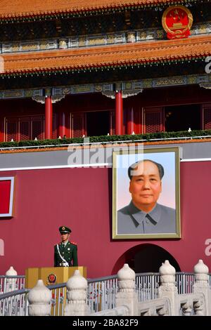 Pékin, Chine - octobre 2019 ; gros plan devant l'entrée de la porte de Tiananmen à la ville interdite avec un portrait du président Mao Zedong suspendu Banque D'Images