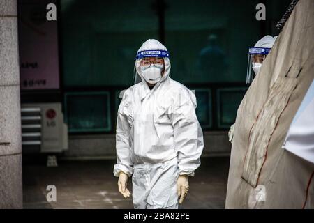Professionnels de la santé à Coronavirus testant des tentes, clinique sélective, Séoul, Corée du Sud Banque D'Images