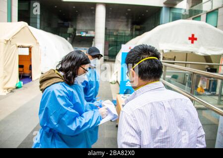 L'américain coréen Paul Kim arrive pour être testé dans une tente d'essai de Coronavirus, Selective Clinic, Séoul, Corée du Sud Banque D'Images