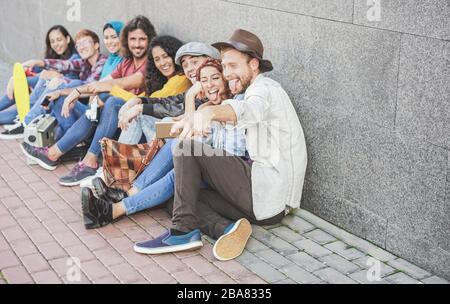 Des amis heureux de cultures et de courses diverses prenant selfie - Étudiants qui s'amusent avec les tendances technologiques à l'université erasmus - Jeunesse, technologie et frien Banque D'Images