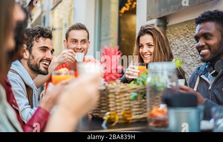 Groupe d'amis heureux buvant du café et du cappuccino au bar millésime extérieur - jeunes millénaires qui font le petit déjeuner ensemble - amitié, jeunesse A Banque D'Images