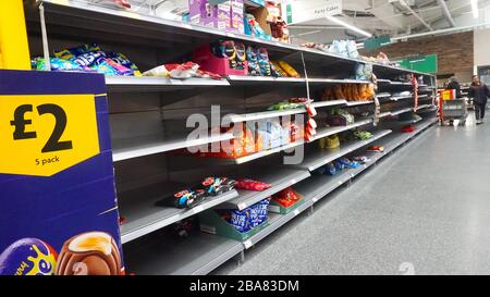 Étagères vides dans le supermarché Morrisons en raison de l'achat de panique causé par COVID-19 à Colindale, Londres, Royaume-Uni. Banque D'Images
