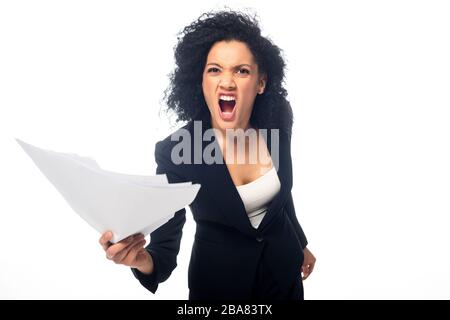 Une femme d'affaires afro-américaine en colère, avec des papiers isolés sur le blanc Banque D'Images