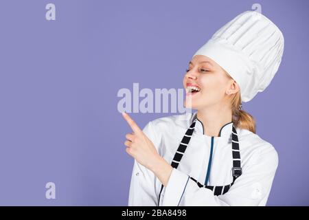 bonne cuisine pointant vers le doigt. la préparation du dîner à la maison. la cuisine est mon hobby. espace de copie. Portrait de chef féminin. Cuisine de récompense. Chef professionnel femme. Prêt à manger. Laissez cuire. Banque D'Images