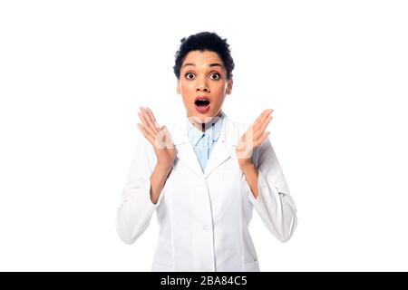 Vue de face du médecin afro-américain choqué et surpris regardant la caméra isolée sur blanc Banque D'Images