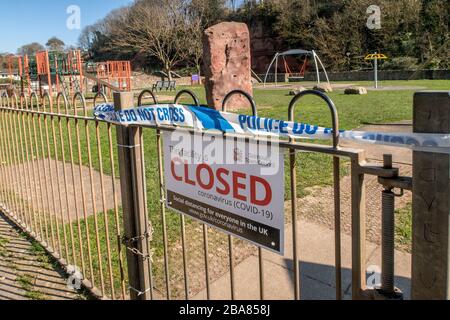 Sidmouth, Devon, 26 mars 2020 l'aire de jeux de Chioldren est fermée près du front de mer à Sidmouth, Devon, en raison des mesures de distanciation sociale à la lumière du verrouillage du coronavirus. Crédit: Photo Central/Alay Live News Banque D'Images