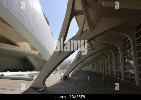 Vue entre les bâtiments avec passerelle couverte par une arche Cité des Arts Et des sciences sur une belle journée d'architecture moderne Valence Espagne Banque D'Images