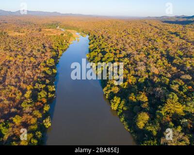 Vue aérienne de la rivière Mazowe dans le parc national du Zimbabwe Umfurudzi. Banque D'Images