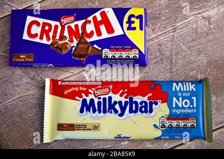 Crunch et Milkybar 2 des barres de chocolat les plus vendues de Nestlé Banque D'Images