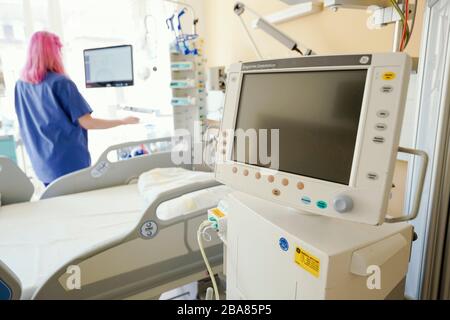 Mannheim, Allemagne. 26 mars 2020. Une infirmière en soins intensifs est debout près d'un lit avec ventilateur dans une salle de soins dans l'unité de soins intensifs de l'hôpital universitaire. L'hôpital universitaire de Mannheim a mis en place un centre de diagnostic du coronavirus. Là, les personnes qui sont raisonnablement soupçonnées d'être infectées par le coronavirus peuvent être testées. Toutefois, l'affectation est faite par le ministère de la santé publique. Crédit: Uwe Anspach/dpa/Alay Live News Banque D'Images