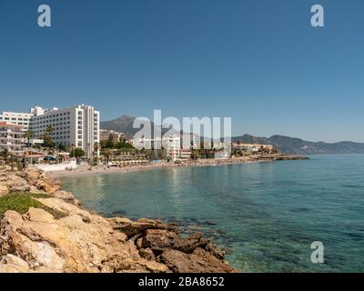 Nerja Costa Del sol Espagne 194 avril 2019 plage de sTorrecilla à Nerja avec hôtels et appartements Banque D'Images