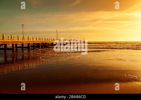 magnifique coucher de soleil sur la plage forte dei marmi Banque D'Images