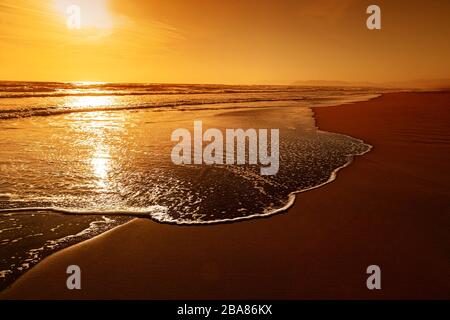 magnifique coucher de soleil sur la plage forte dei marmi Banque D'Images