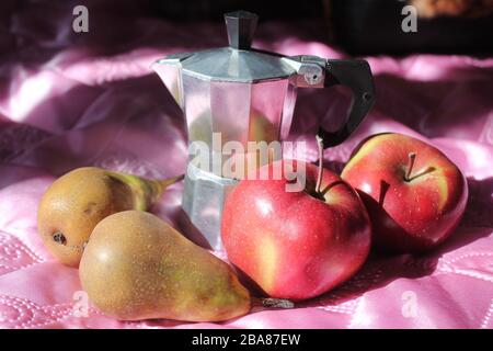 café du matin en pot avec des pommes de fruits doux et des poires sur la table Banque D'Images