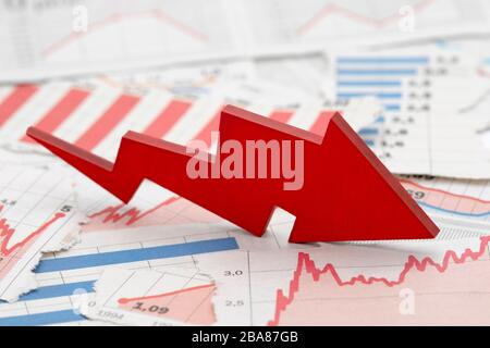 Concept de crise financière avec flèche rouge sur les cartes financières des journaux Banque D'Images