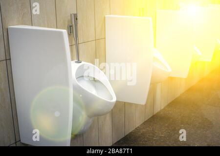 toilettes dans un lieu public. vide urinoirs le concept d'hygiène Banque D'Images