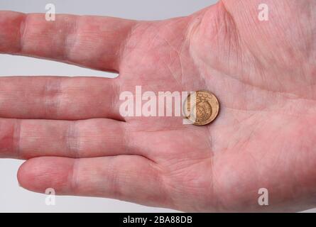 ancienne pièce russe à une pièce de kopek isolée du côté de la faucille manuelle et du marteau Banque D'Images