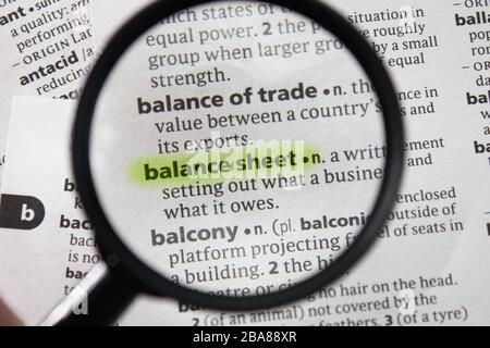 Le bilan mot ou expression dans un dictionnaire. Banque D'Images