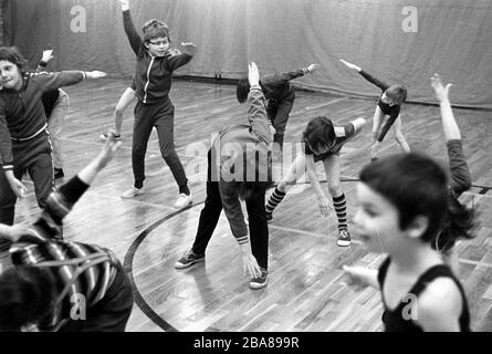 30 novembre 1978, Saxe, Leipzig : un festival sportif pour enfants a eu lieu à la fin des années 1970 à l'école secondaire Hanns Eisler de Leipzig. Date exacte d'admission inconnue. Photo : Volksmar Heinz/dpa-Zentralbild/ZB Banque D'Images