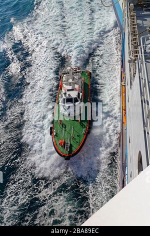 Un bateau pilote turc au départ d'Istanbul le long d'un bateau sismique sur le point de débarquer un pilote sur le navire. Banque D'Images