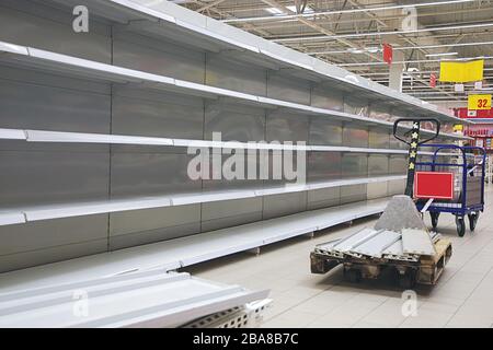 Vider les étagères et le chariot dans le magasin de la pépinière Banque D'Images