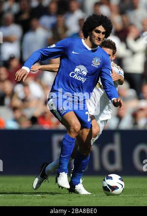 Marouane Fellaini d'Everton s'éloigne de l'Ange Rangel de Swansea City Banque D'Images