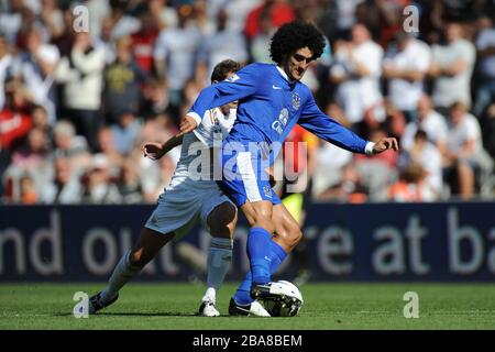 Marouane Fellaini (à droite) d'Everton s'éloigne de l'Ange Rangel de Swansea City Banque D'Images