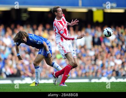 David Luiz de Chelsea et Peter Crouch (à droite) de Stoke City se battent pour le ballon Banque D'Images