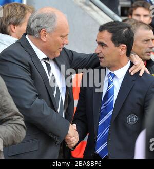 Martin Jol, responsable de Fulham, et Roberto Martínez, directeur de Wigan Athletic Banque D'Images