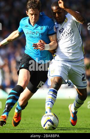 Le buteur Dominic Poleon de Leeds United (à droite) et Greg Halford de Nottingham Forest en action Banque D'Images