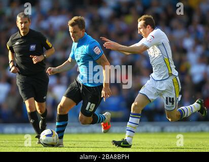 Leeds United's Aiden White (à droite) et Simon Hox de Nottingham Forest Banque D'Images