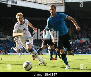 Le buteur de buts de Leeds United Dominic Poleon et Danny Collins de Nottingham Forest Banque D'Images