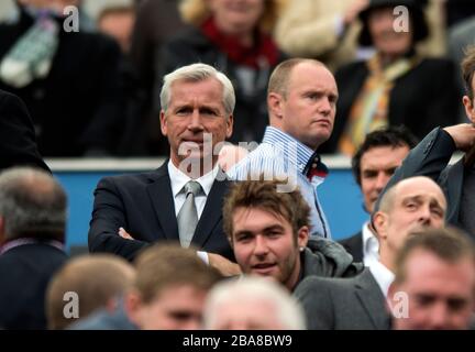 Alan Pardew, le directeur de Newcastle United, dans les stands Banque D'Images