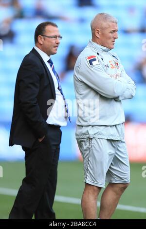 Le directeur de Carlisle United, Greg Abbott (l), et le directeur adjoint, Graham Kavanagh (r) Banque D'Images