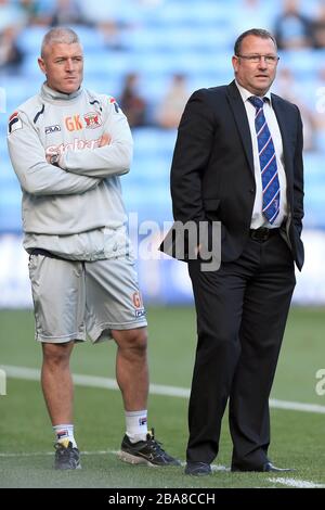 Le directeur adjoint de Carlisle United, Graham Kavanagh (l), et le directeur, Greg Abbott (r) Banque D'Images