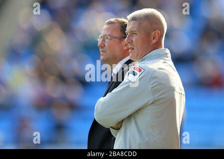 Le directeur de Carlisle United, Greg Abbott (l), et le directeur adjoint, Graham Kavanagh (r) Banque D'Images