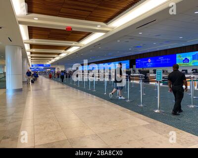 Orlando,FL/USA-3/21/20: L'AGC de l'aéroport international d'Orlando est presque vide en raison de la panique au sujet du covid-19 du coronavirus. Banque D'Images