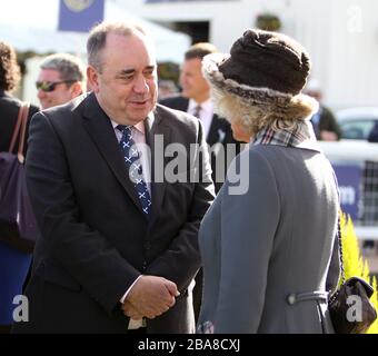 Le premier ministre écossais Alex Salmond (à gauche) avec la duchesse de Cornwall Banque D'Images