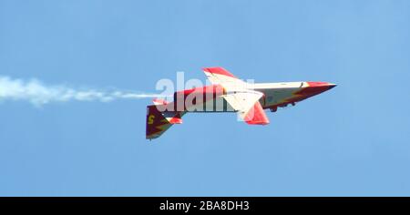Série 146 de 165 Santander Espagne Mai 30 2009 Journée des forces armées Patroulla Aguila Aerobatic Team display Solo plane à l'envers Banque D'Images