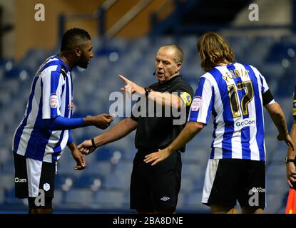 Arbitre Graham Salisbury avec Reda Johnson de Sheffield Wednesday (à gauche) et Nejc Pecnik (à droite) Banque D'Images