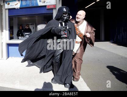 Les fans vêtus de personnages Star Wars arrivent avant le match Banque D'Images