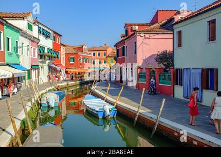 Lagune de Venise, île de Burano. Venise Italie, 12 août 2014. Maisons et boutiques colorées sur l'île de Burano Venise Italie Banque D'Images