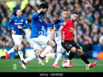 Bruno Fernandes de Manchester United (à droite) et Andre Gomes d'Everton se battent pour le ballon Banque D'Images
