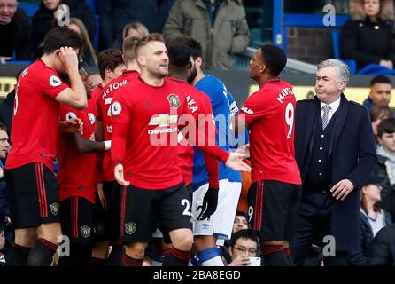 Le Manager d'Everton Carlo Ancelotti (à droite) parle avec les joueurs d'Everton et de Manchester United pendant le match Banque D'Images