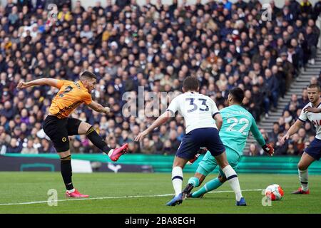 Matt Doherty de Wolverhampton Wanderers marque le premier but du jeu de son côté Banque D'Images