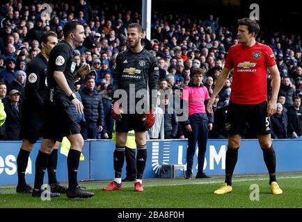 Harry Maguire de Manchester United (à droite) et le gardien de but David de Gea (au centre) ont des mots avec l'arbitre Chris Kavanagh après que le Dominic Calvert-Lewin d'Everton (non illustré) a obtenu son deuxième but Banque D'Images